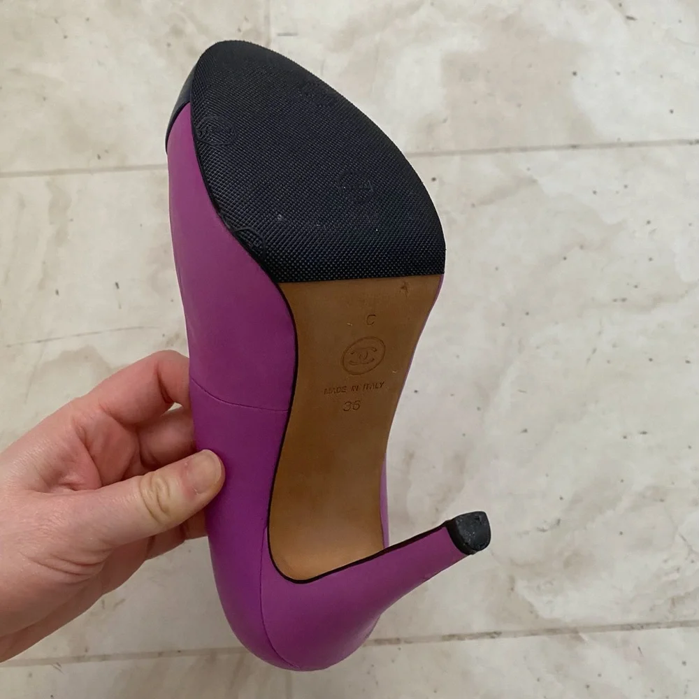 Chanel Made in Italy Interlocking CC Logo Purple Navy Leather Pumps Heels 6/36